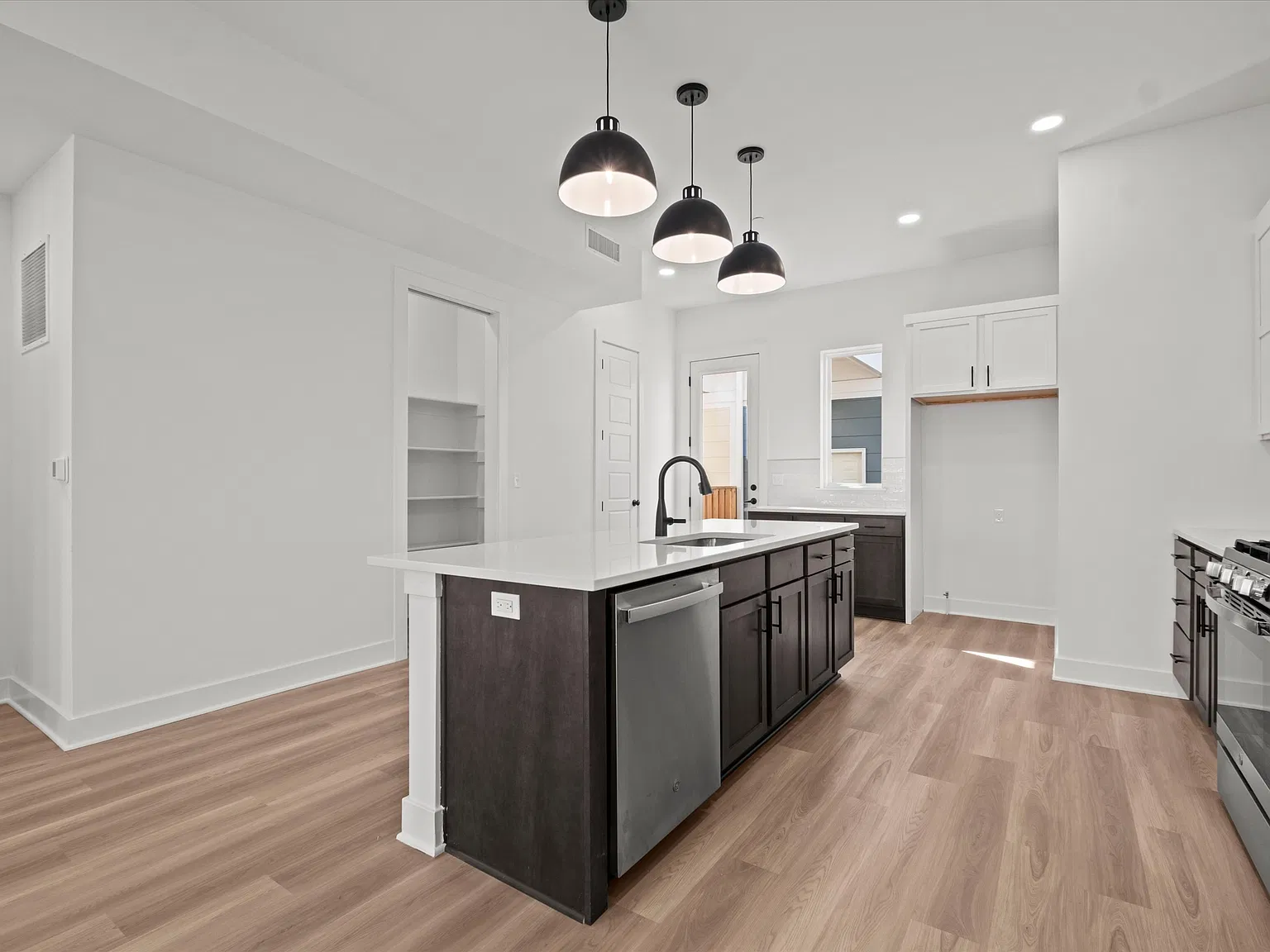 2 bed, 1479 sqft, $2,595 — Photo 2
