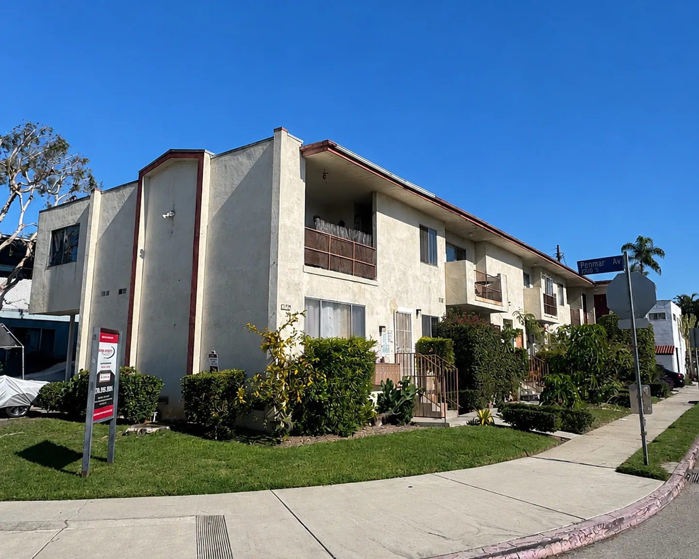 1205 Victoria Ave — Photo 2