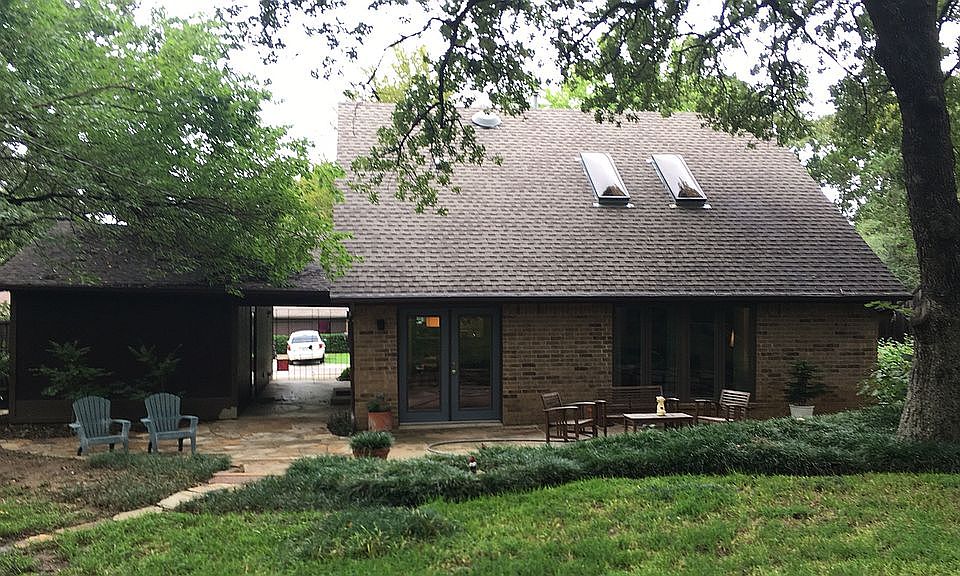 2nd image of 1918 Emerson Ln