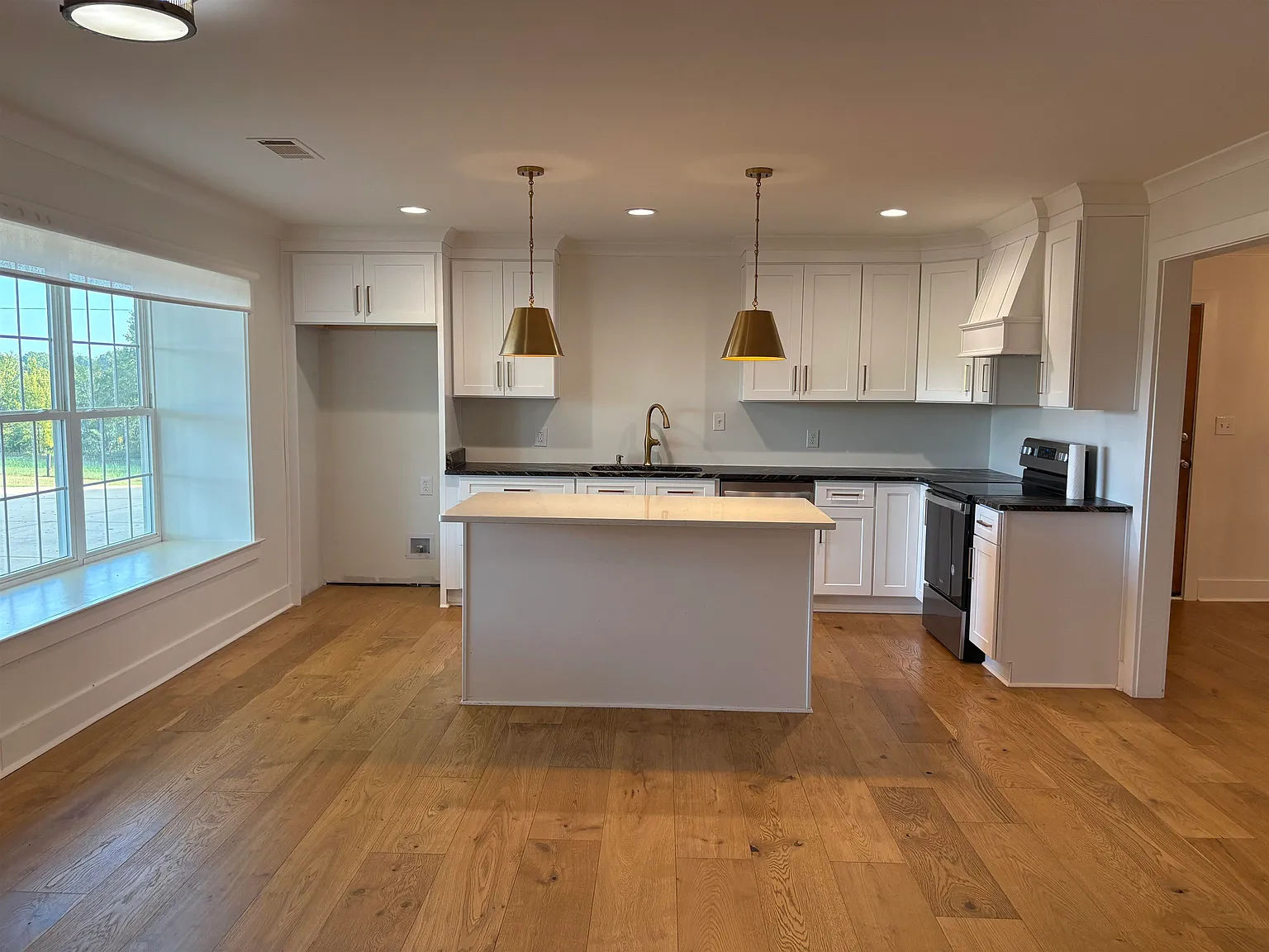 4 bed, 3.0 bath, 3052 sqft, $3,000 — Photo 2