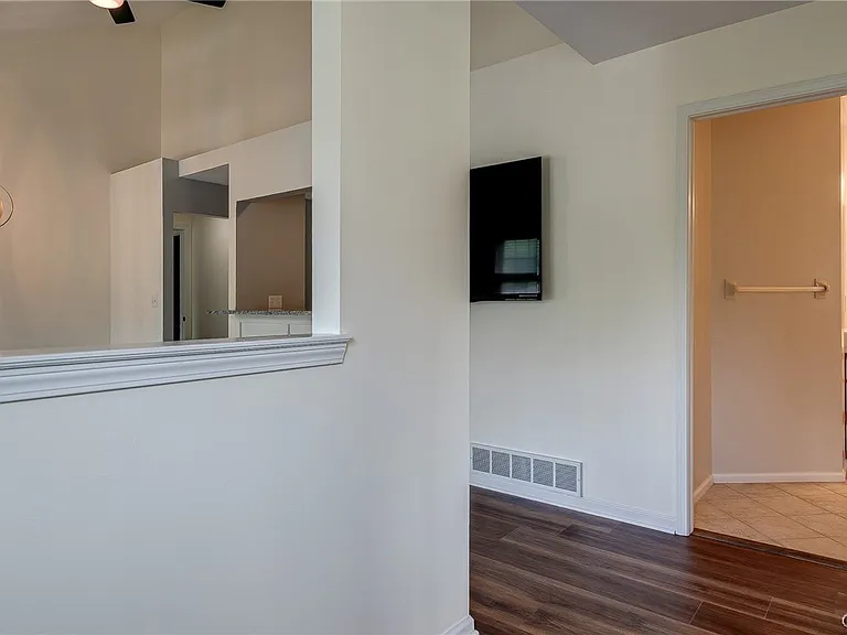 2404 Pipers Ct — Photo 6