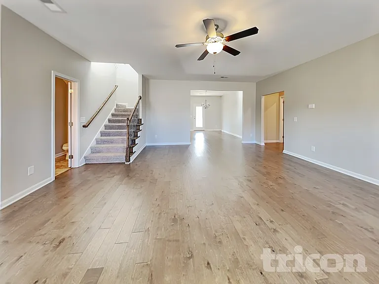 925 Beverly Ct — Photo 4