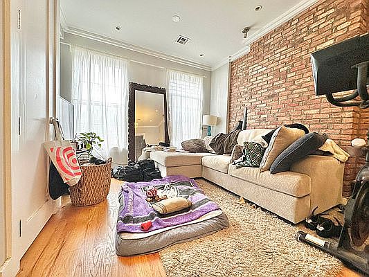 2nd image of 995 Pacific St #1