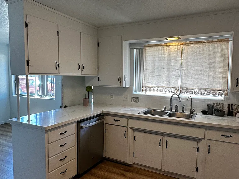 4890 Hamilton Ave — Photo 1