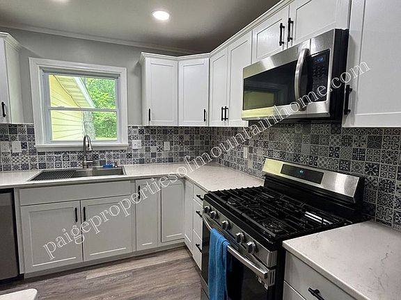 4th image of 1112 Leonard Dr