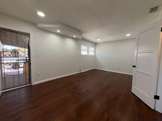 2117 E Division St — Photo 41