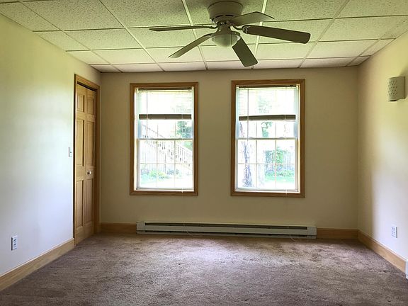 Bedroom w/ small walk-in closet.