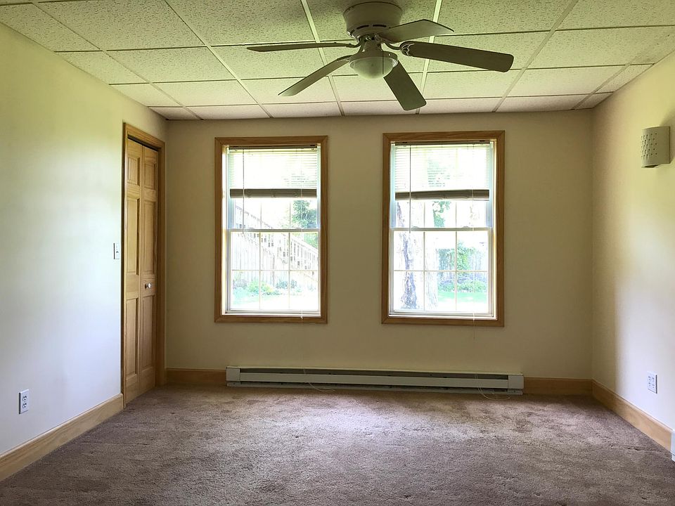 Bedroom w/ small walk-in closet.