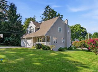 8 Crossman Rd, Centerport, NY 11721
