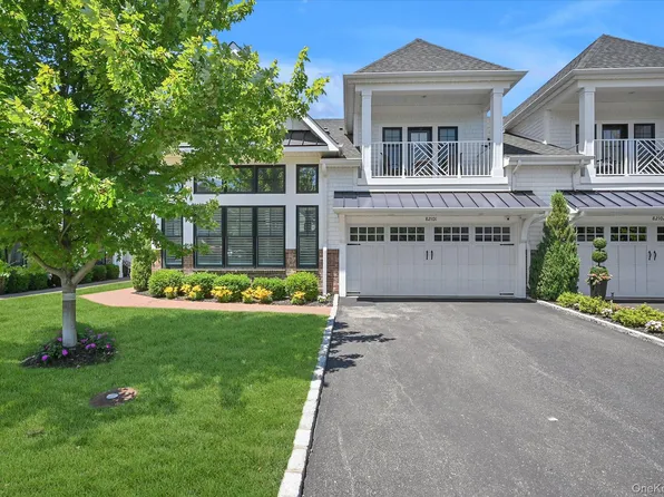 82101 Spruce Pond Circle, Plainview, NY 11803