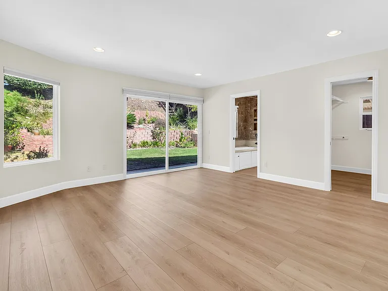6246 Decanture St — Photo 19