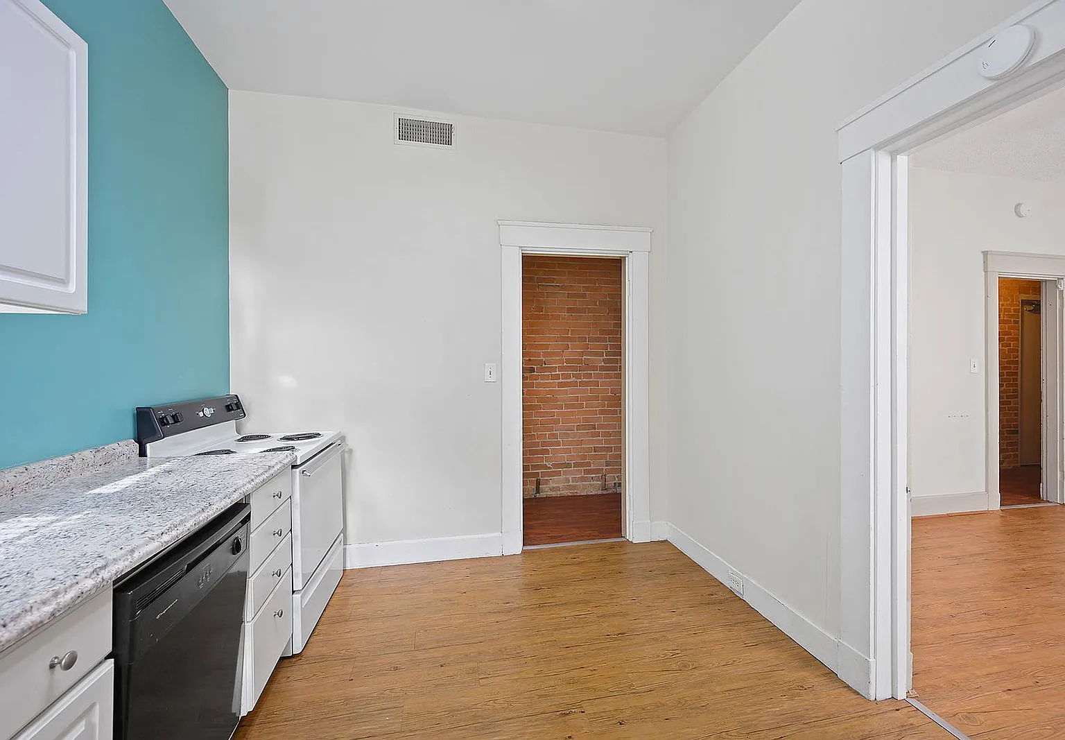2 bed, 1.0 bath, $1,495 — Photo 2