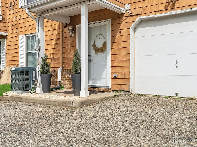 19 Delavan Ct — Photo 7