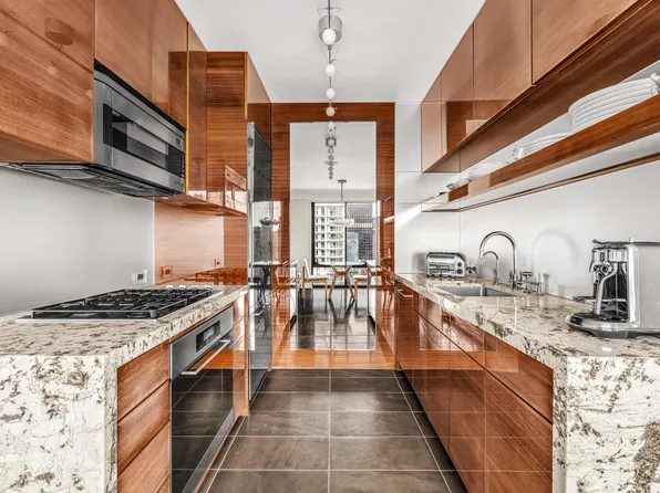 200 East 61st Street image 4 of 11