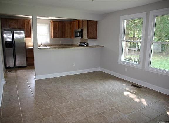5th image of 601 Noles Dr
