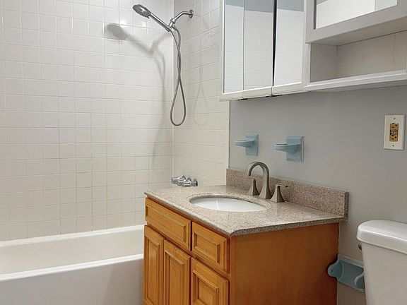 5th image of 1104 W Saint Georges Ave #3B
