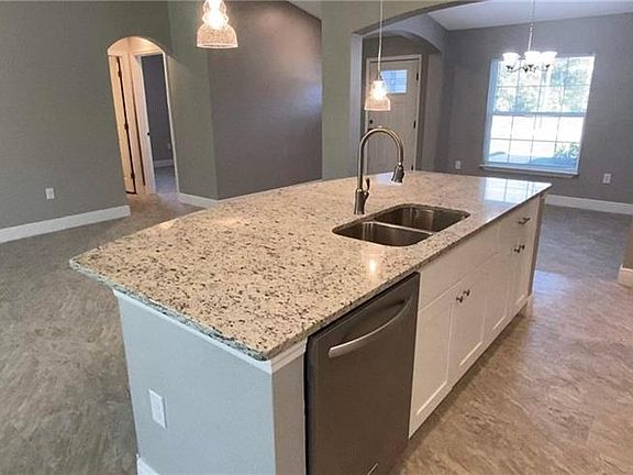 4th image of 208 Begonia Pl