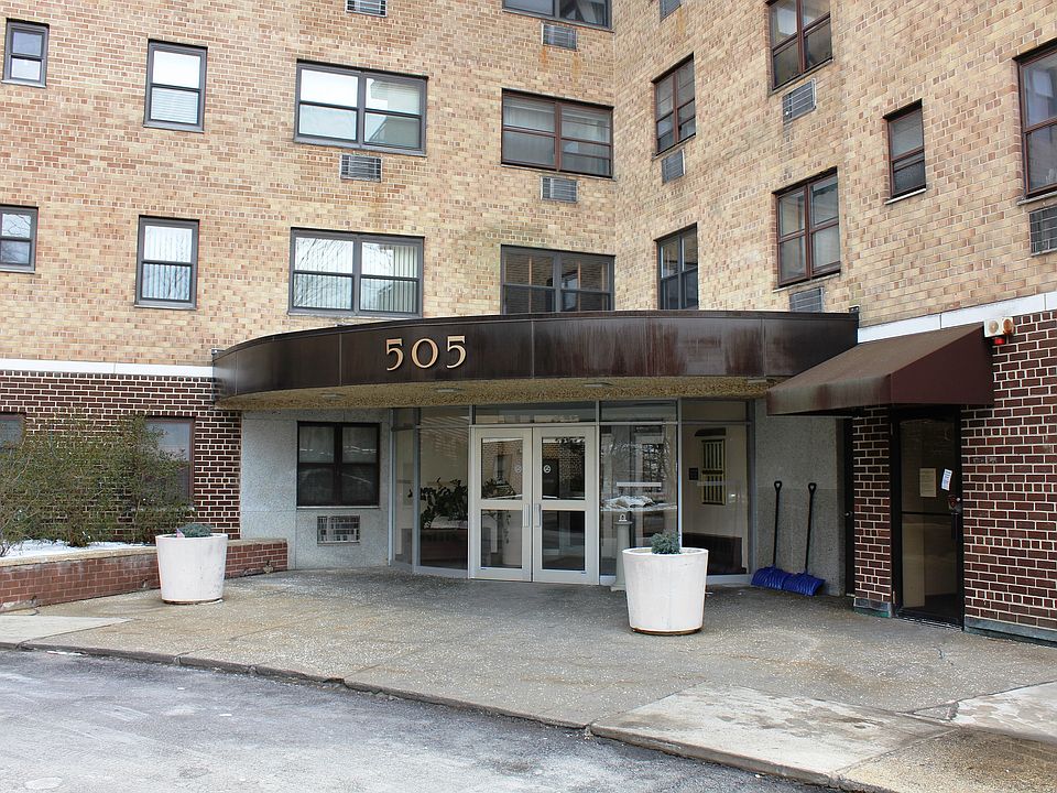 1st image of 505 Central Park Ave APT 301