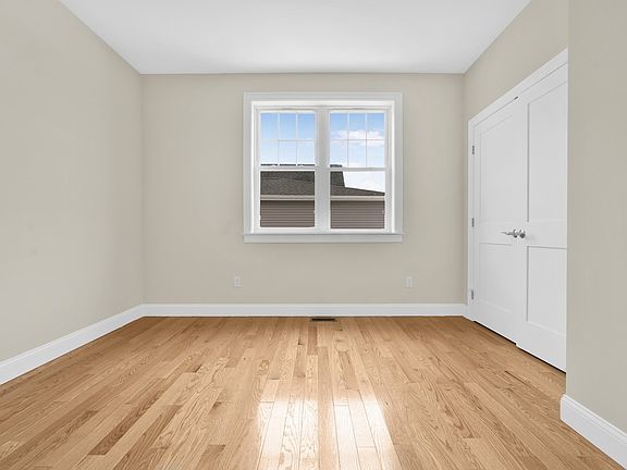 4th image of 51 Sophia Dr