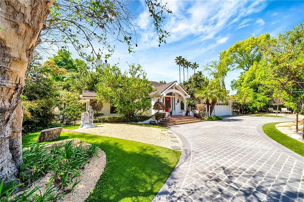 5 bed, 5.5 bath, 4822 sqft, $14,750 — Photo 2