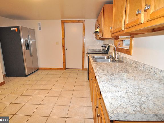 3rd image of 405 Laurel St