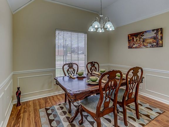 4th image of 9389 Garden Woods Dr