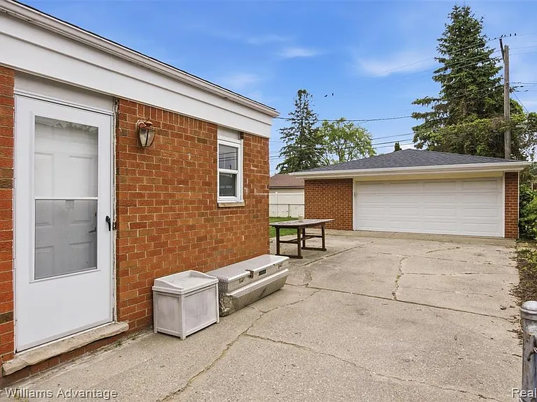 25506 Virginia Dr — Photo 4