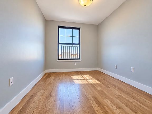5th image of 907 Broadway APT 2R