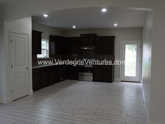 3rd image of 209 E Barron Ave