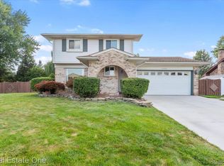 15500 Dondero Dr, Southgate, MI