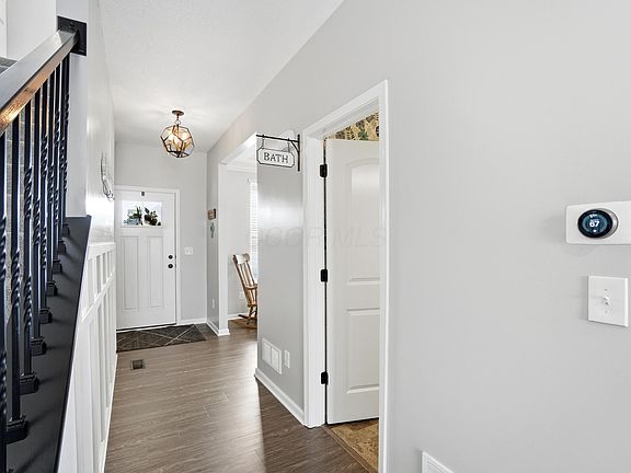 4th image of 190 Rosewood Loop SW