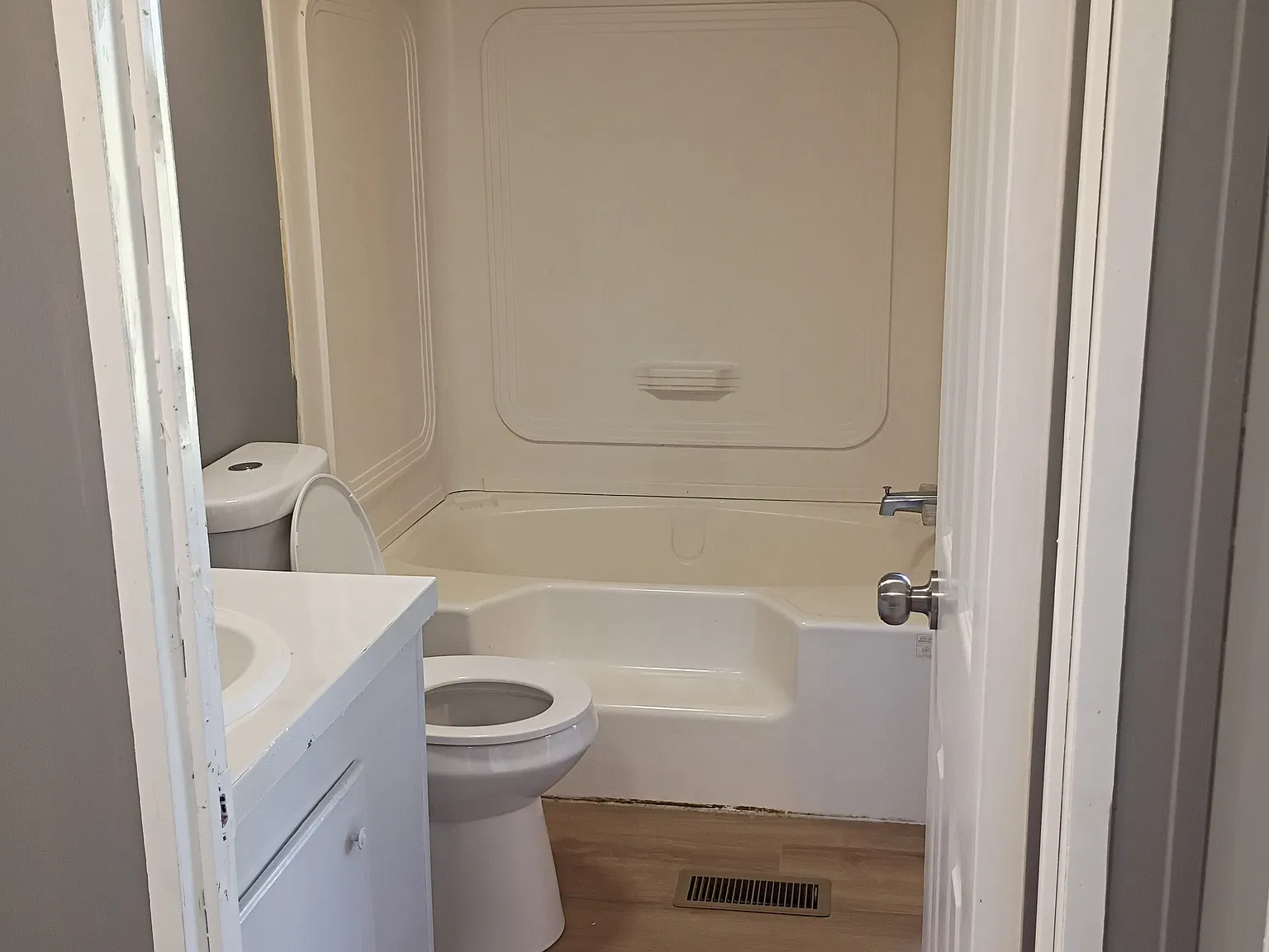 3 bed, $1,300 — Photo 3