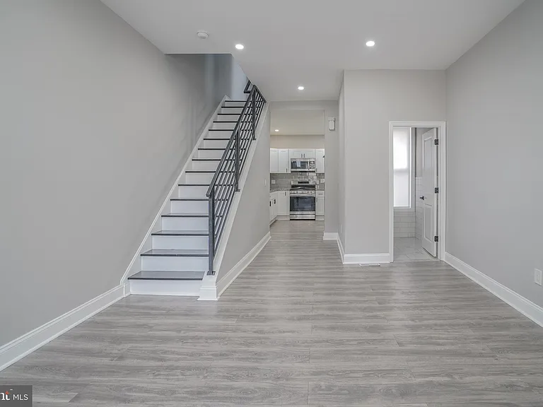 1535 W Seltzer St — Photo 9