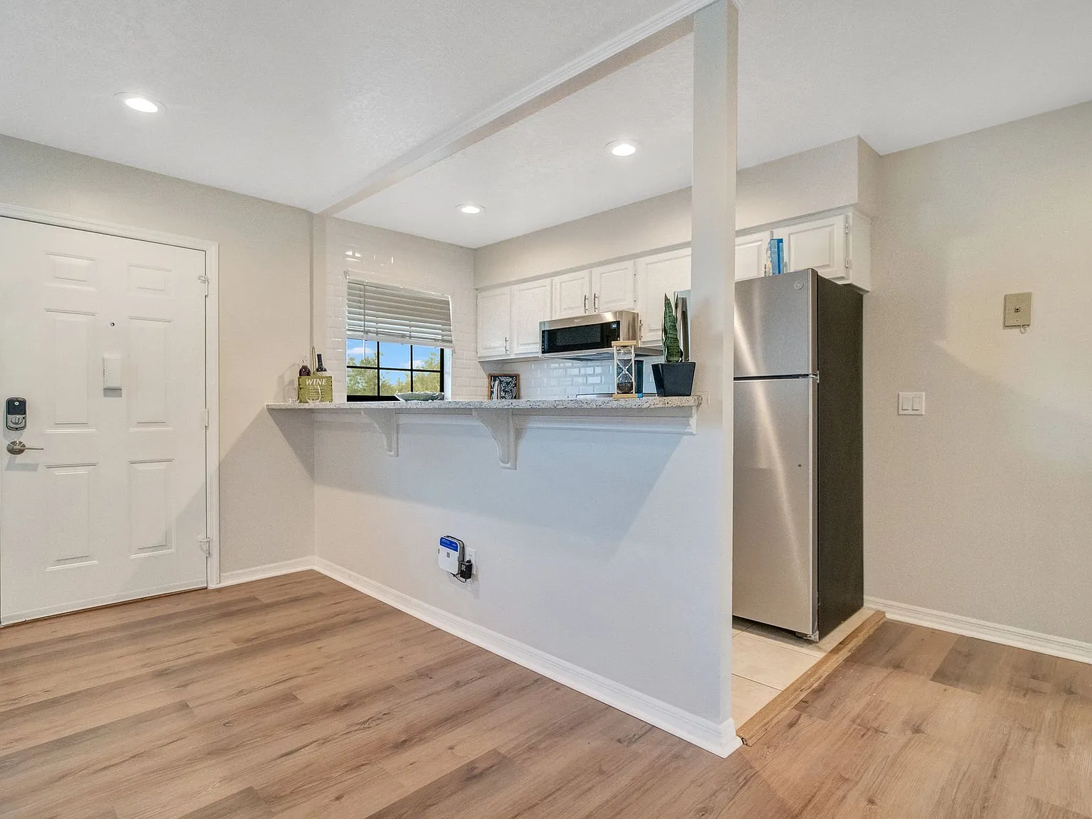 Hourglass Flats | Modern 1 Bedroom Apartments In Orlando, Fl-September Free If Moved In By 8/21 — Photo 1