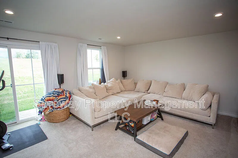 3 bed, 2.5 bath, 1938 sqft, $3,100 — Photo 3