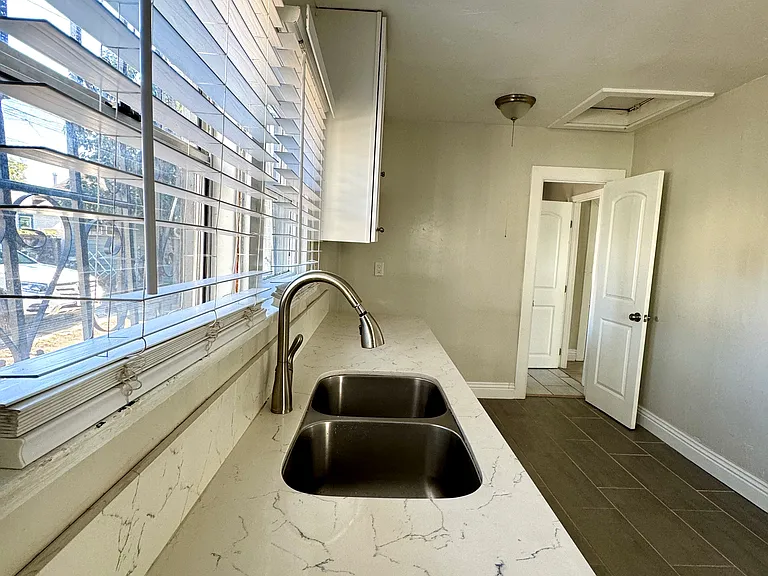 4216 Woodlawn Ave #4216 — Photo 6