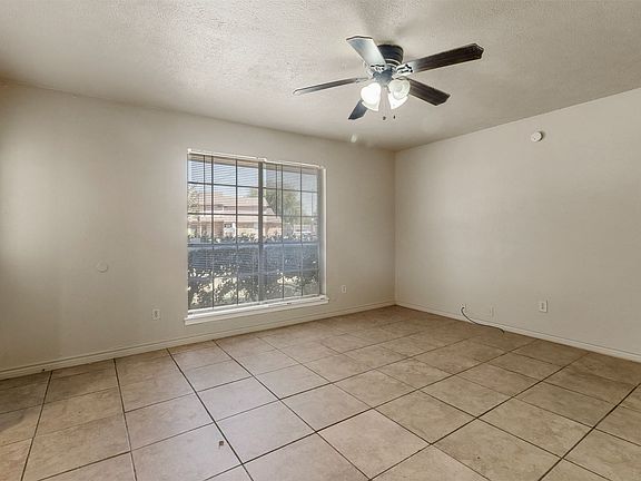4th image of 2429 Lakeview Cir #2429