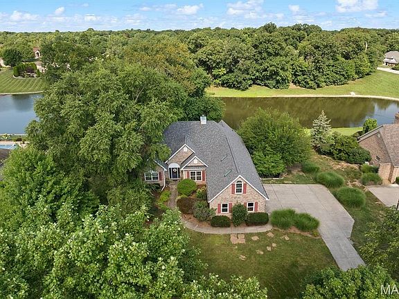 3rd image of 609 E Waters Edge Dr