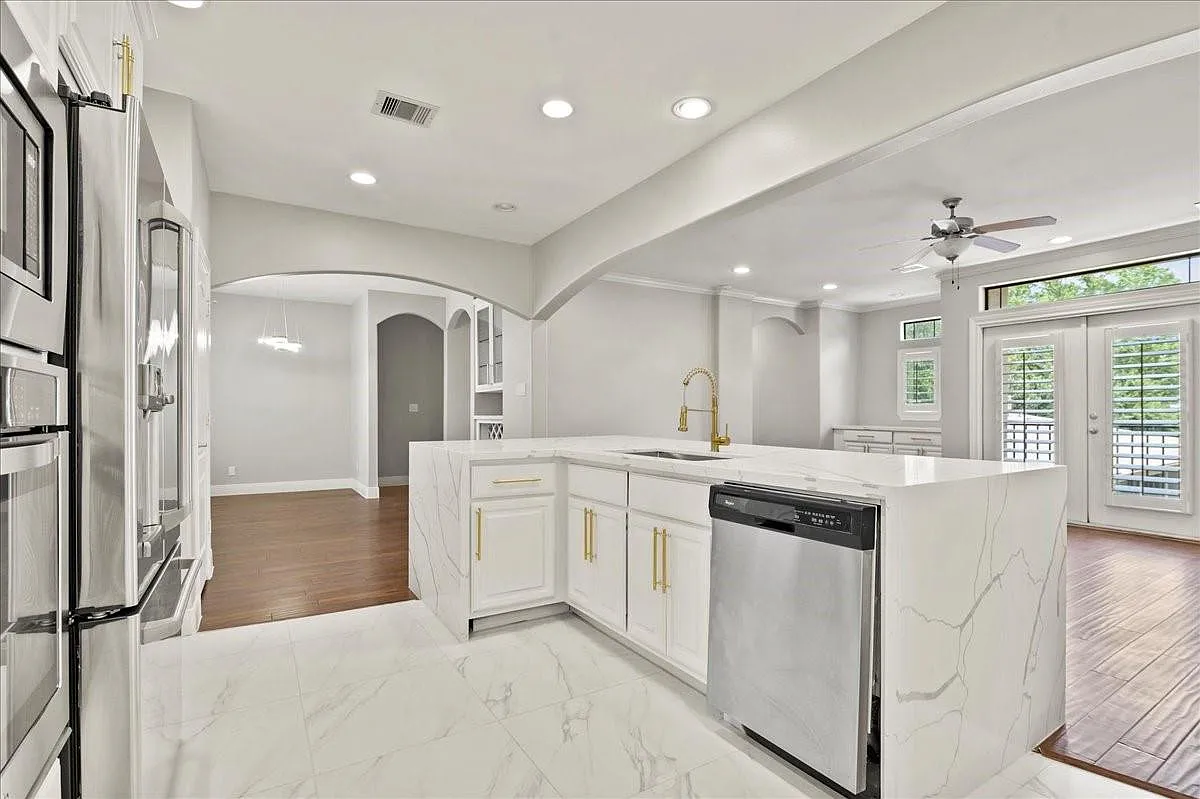 3 bed, 3.5 bath, 2290 sqft, $2,950 — Photo 2
