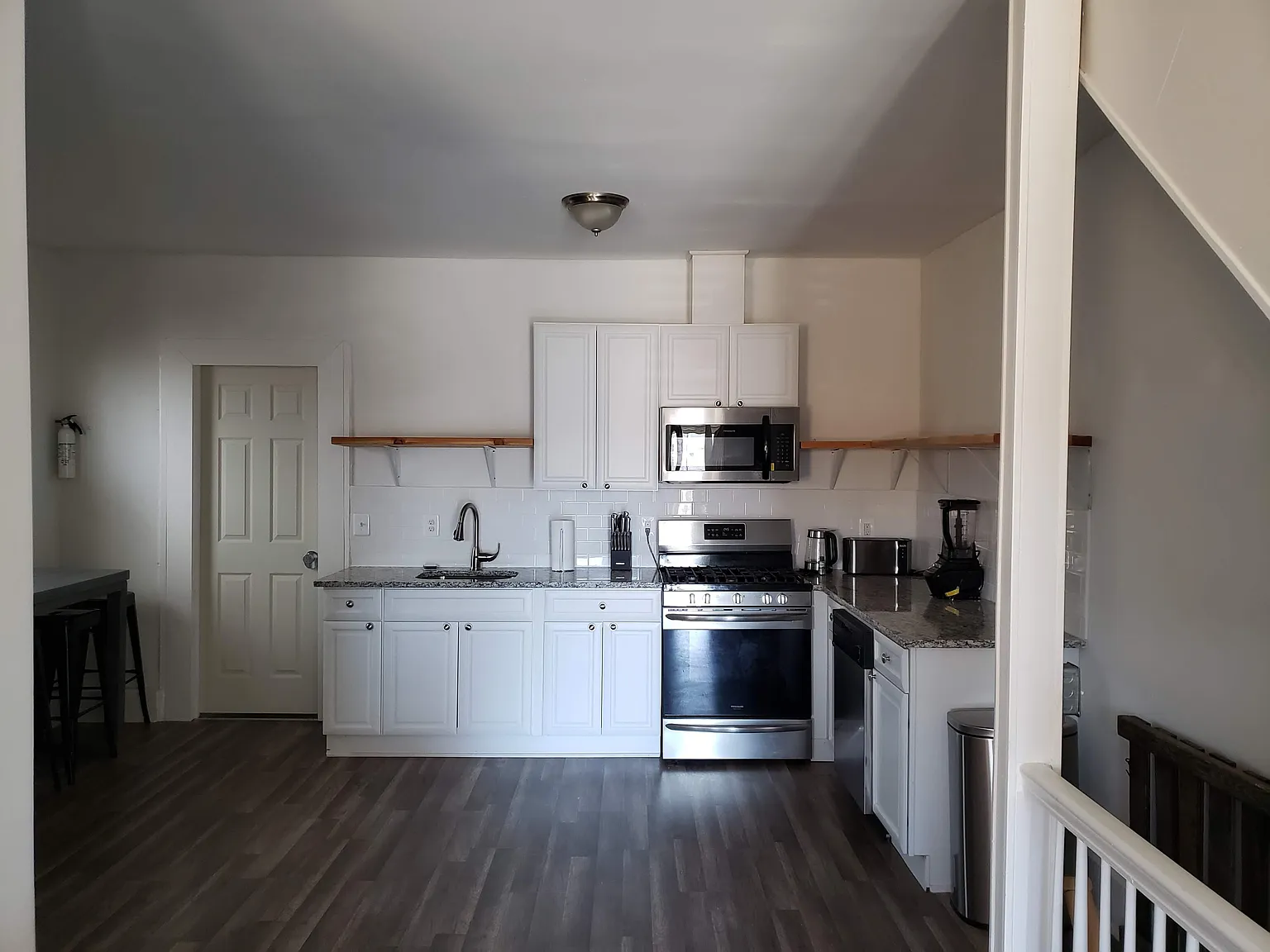 3 bed, 1.0 bath, 1500 sqft, $4,547 — Photo 4
