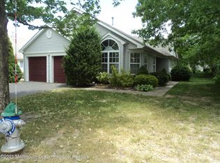 1 Skylark Ln, Lakewood, NJ 08701