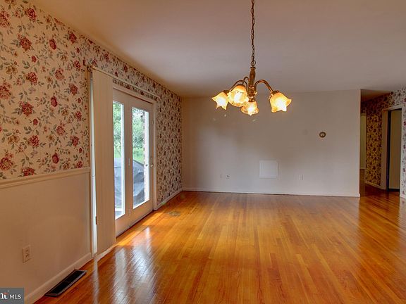 3rd image of 530 Mimosa St