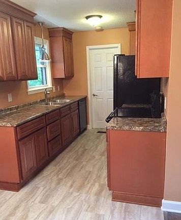 125 Laurel Lane kitchen