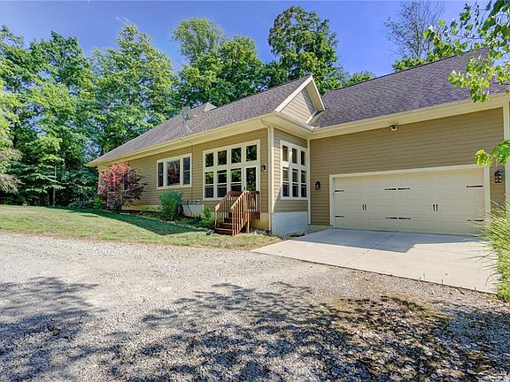 5th image of 153 Cardinal Dr