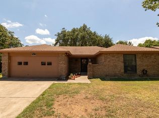 821 Brian Dr, Grand Prairie, TX 75052
