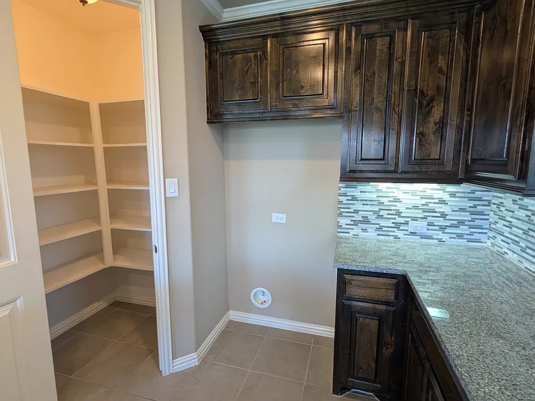 591 Deverson Dr — Photo 12