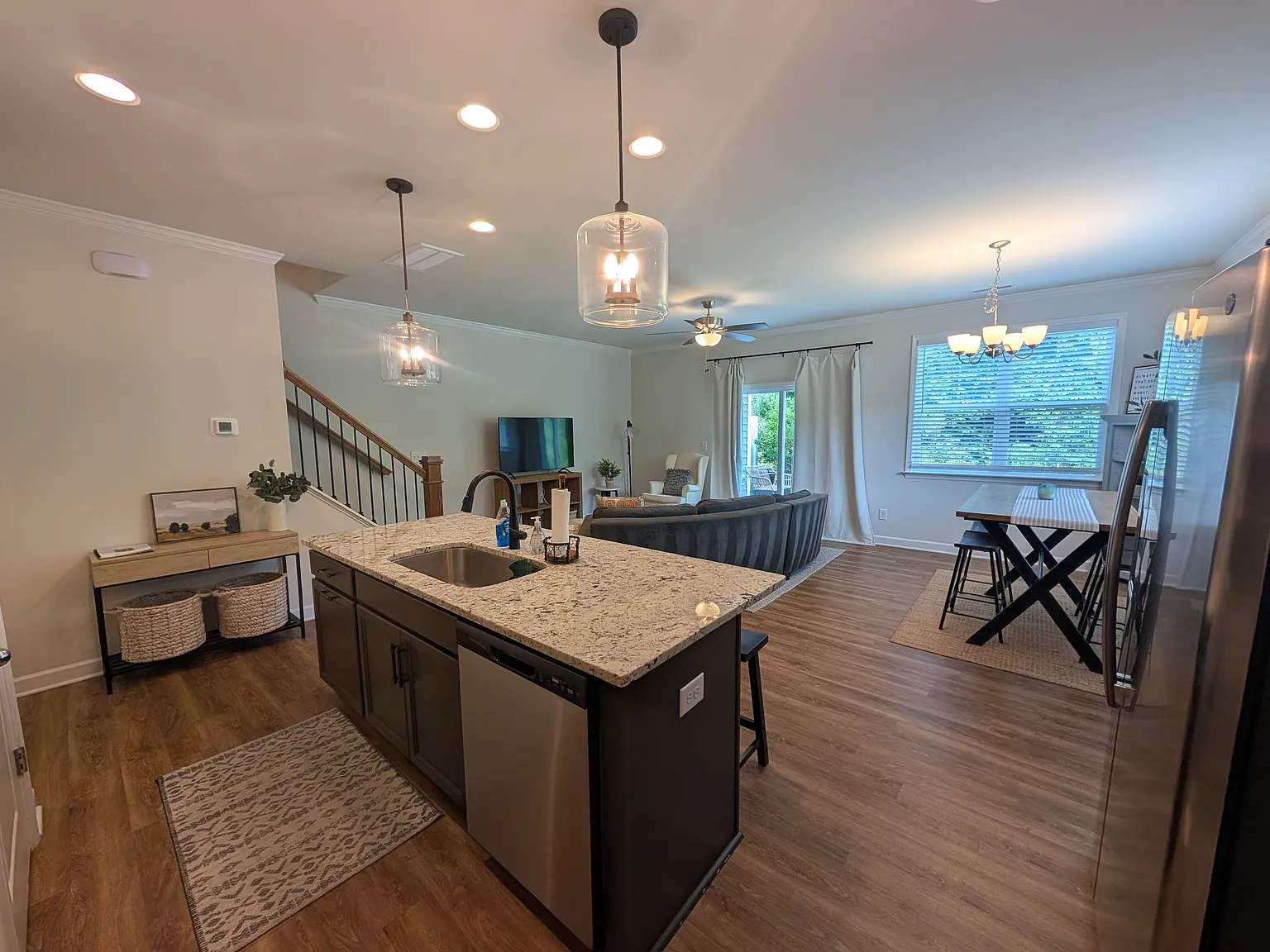 3 bed, 1838 sqft, $1,999 — Photo 4
