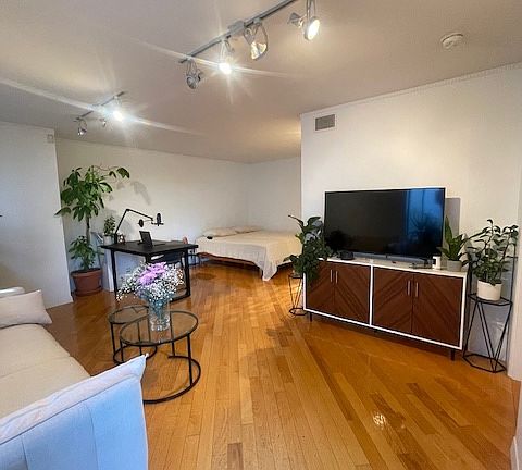4th image of 1224 N Poinsettia Pl