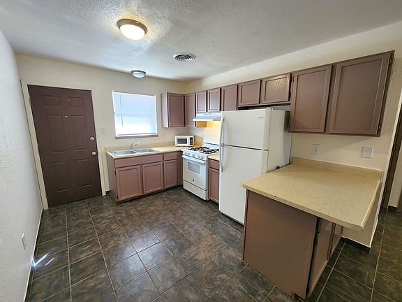 5th image of 2509-2511 Pecan Dr #9B