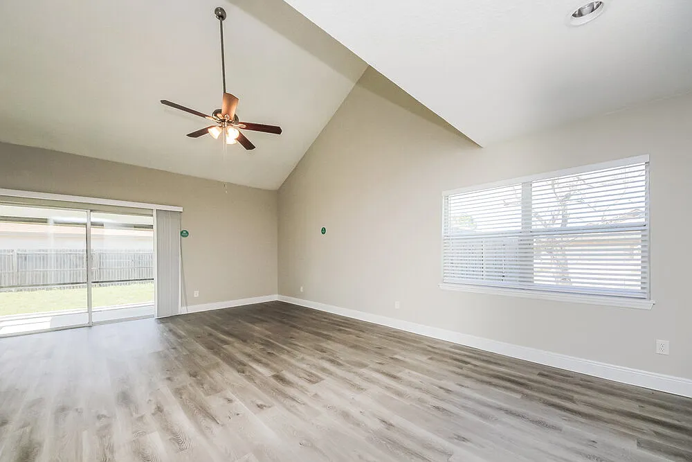 4 bed, 2.5 bath, 1867 sqft, $3,710 — Photo 4